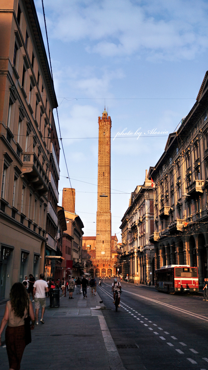 日落博洛尼亚温柔的金黄色