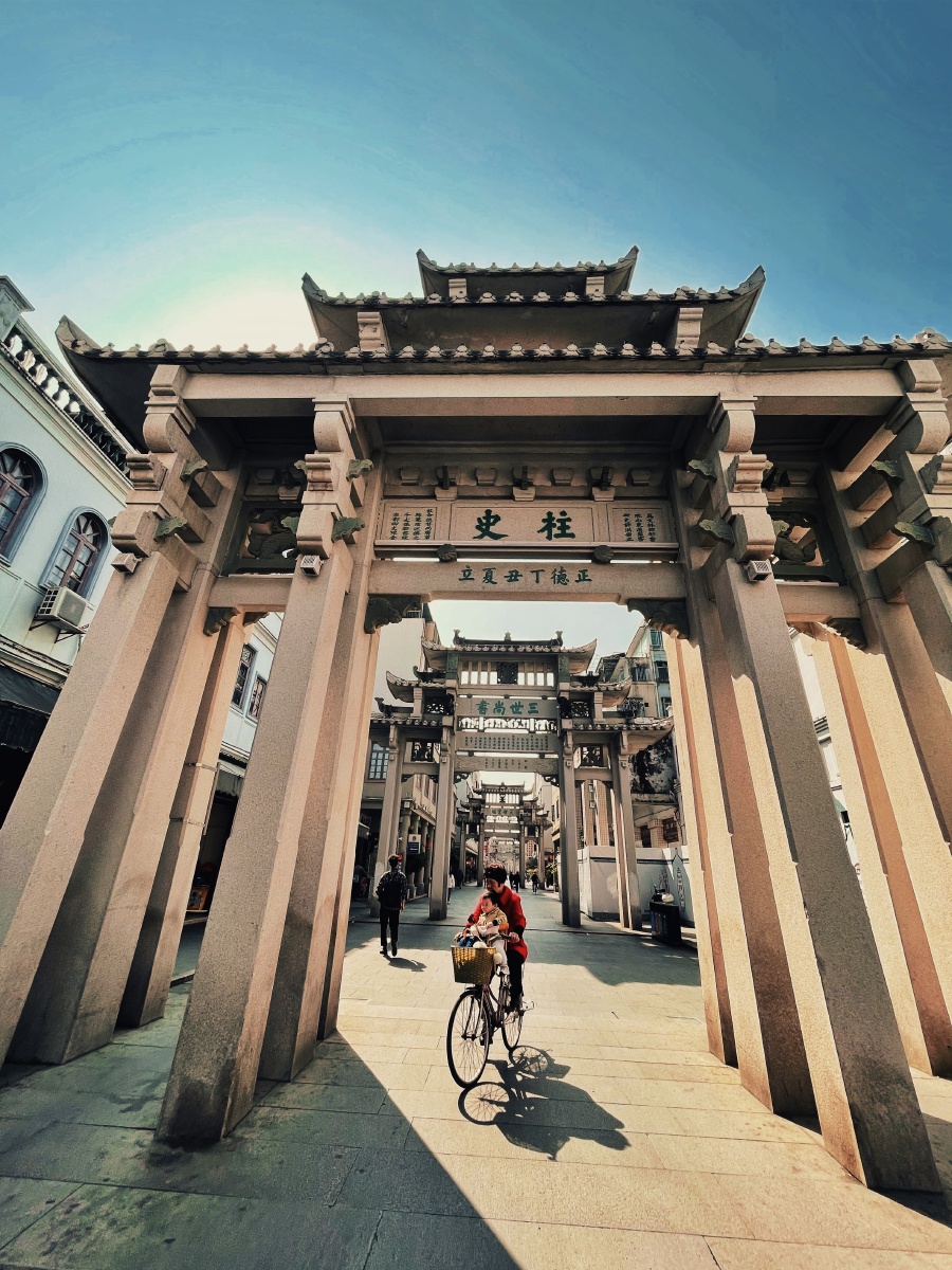 潮州老街承载着一代又一代人的回忆走进潮州老街路两旁的骑楼讲述着