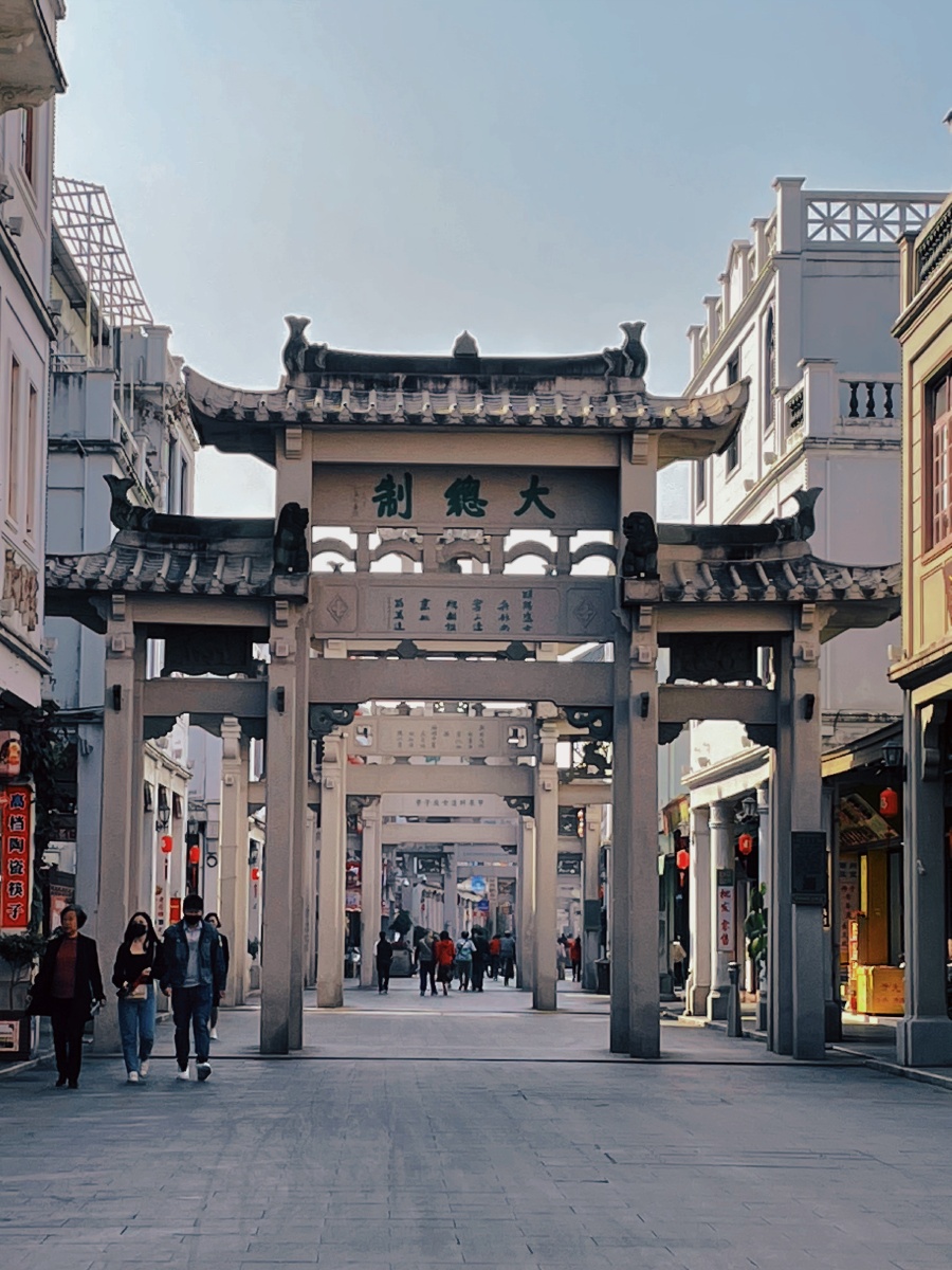 潮州老街承载着一代又一代人的回忆走进潮州老街路两旁的骑楼讲述着