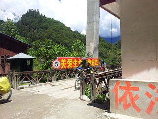 733594
