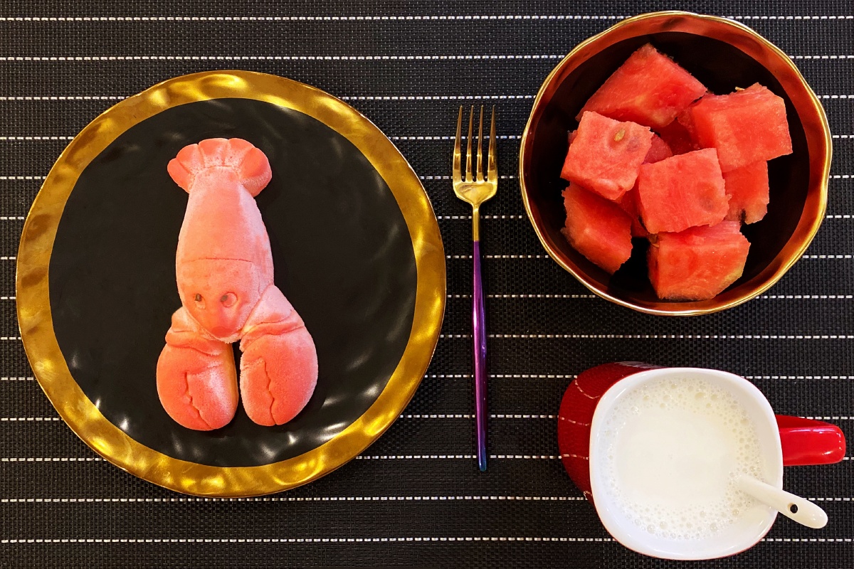 没有小龙虾的夏天是不完整的[捂脸][坏笑]早安吖[太阳]咸蛋黄慕斯蛋糕