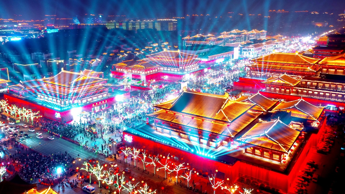 航拍西安大唐不夜城在这里可以感受午夜12点时候的汹涌人流可以感受