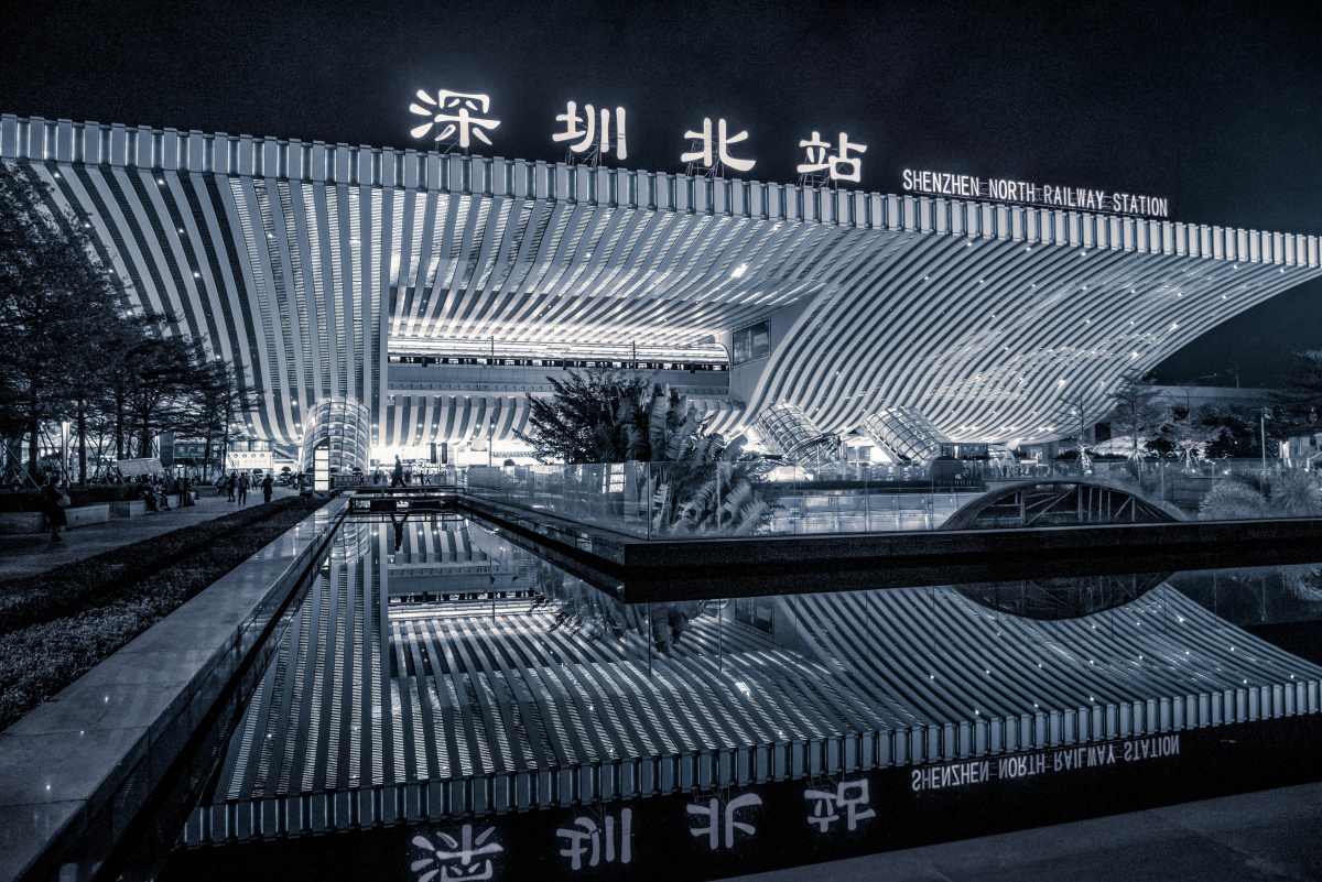 深圳北站夜景黑白片
