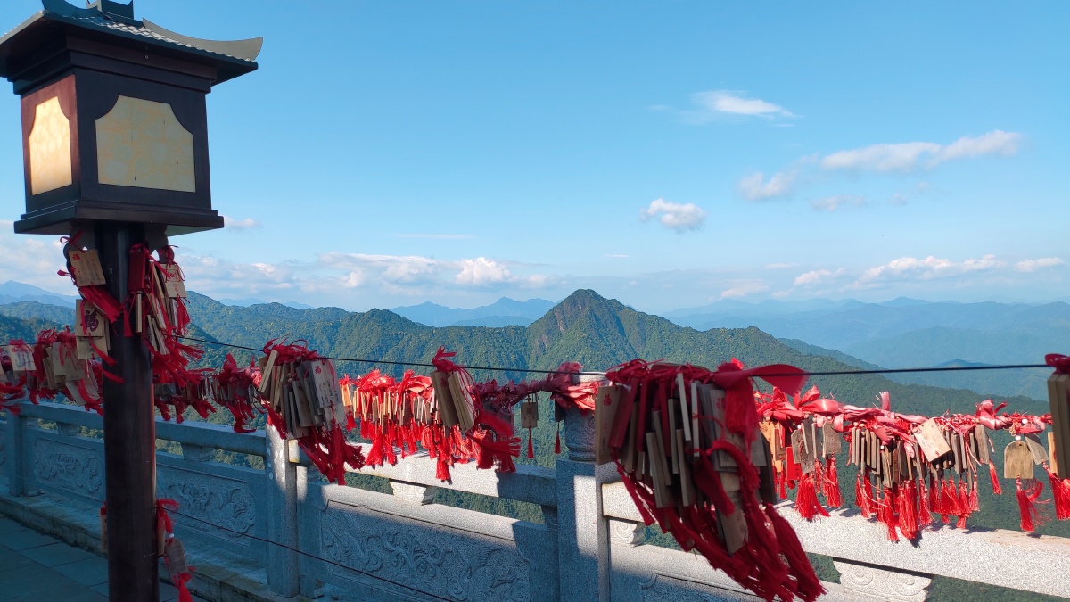 山顶蓝天白云拍摄于江西上饶葛仙山