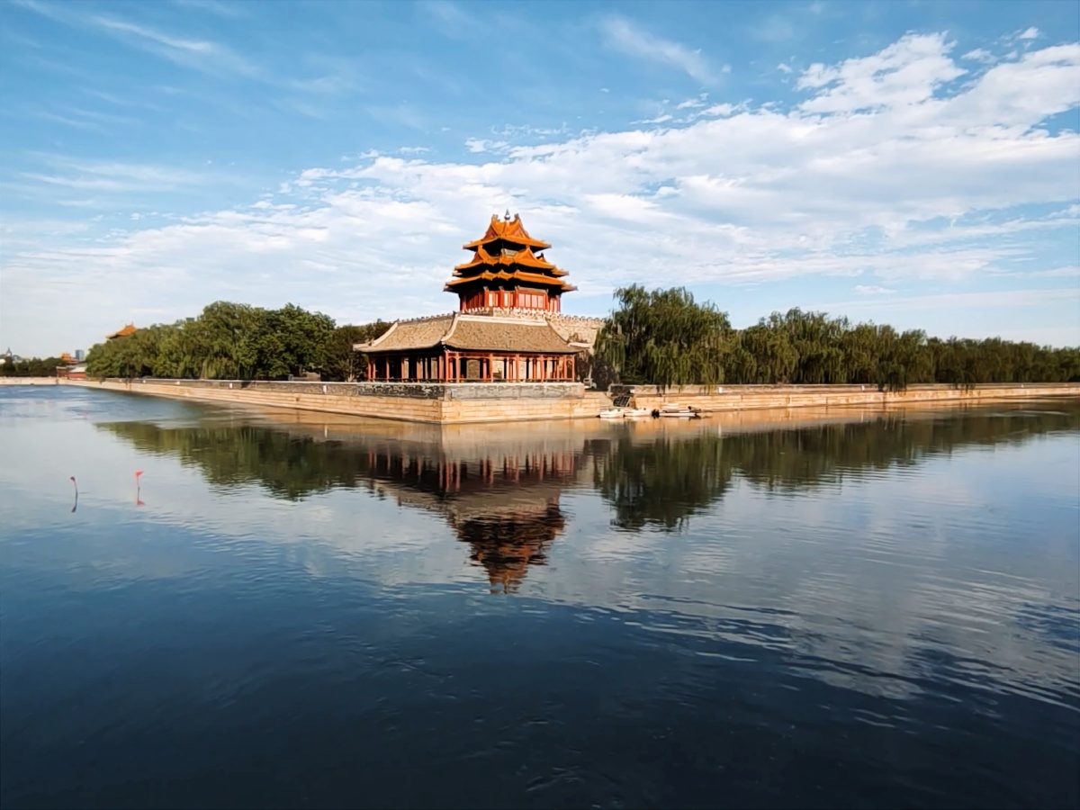 故宫角楼蓝天白云筒子河拍摄于北京