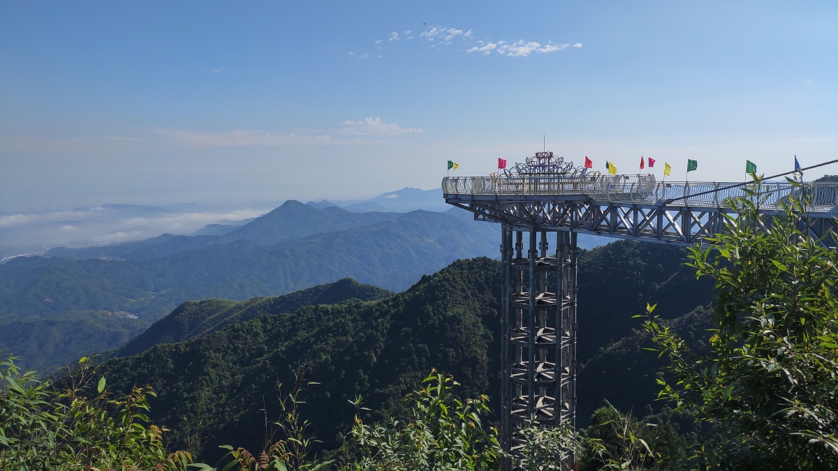 山顶风景全景栈道拍摄于江西上绕葛仙山