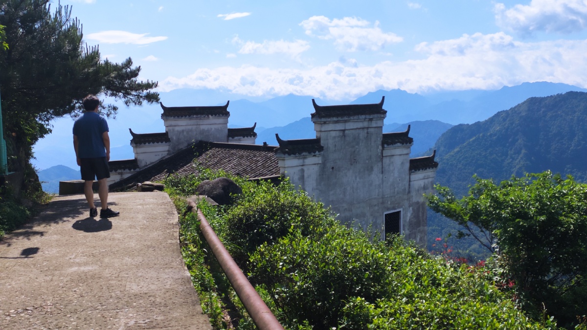 山顶蓝天白云老房拍摄于5月14日江西上饶葛仙山