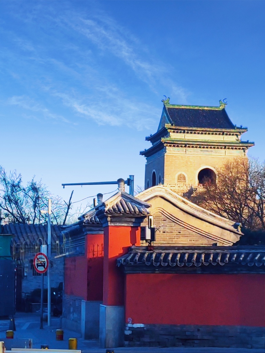 钟楼古建筑街巷拍摄于北京鼓楼西大街