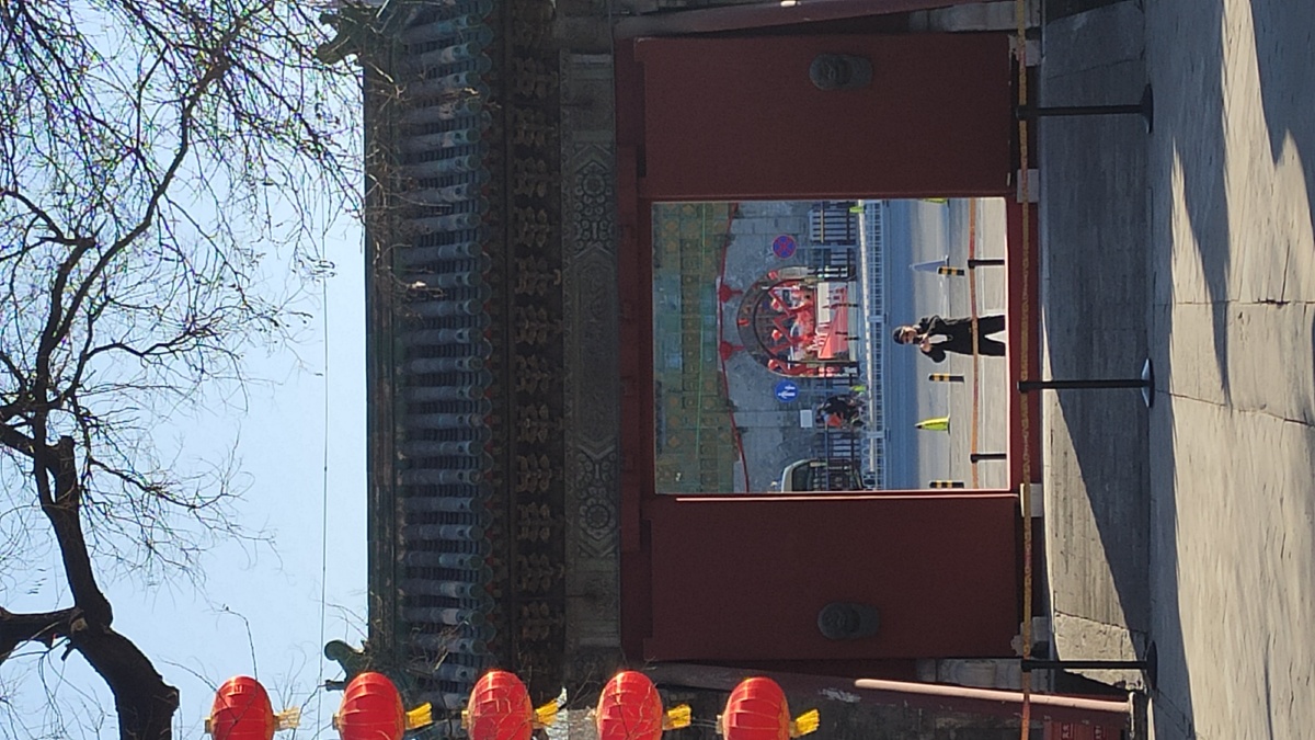 庙门黄绿琉璃彩牌楼21年2月22日拍摄于北京民俗博物馆