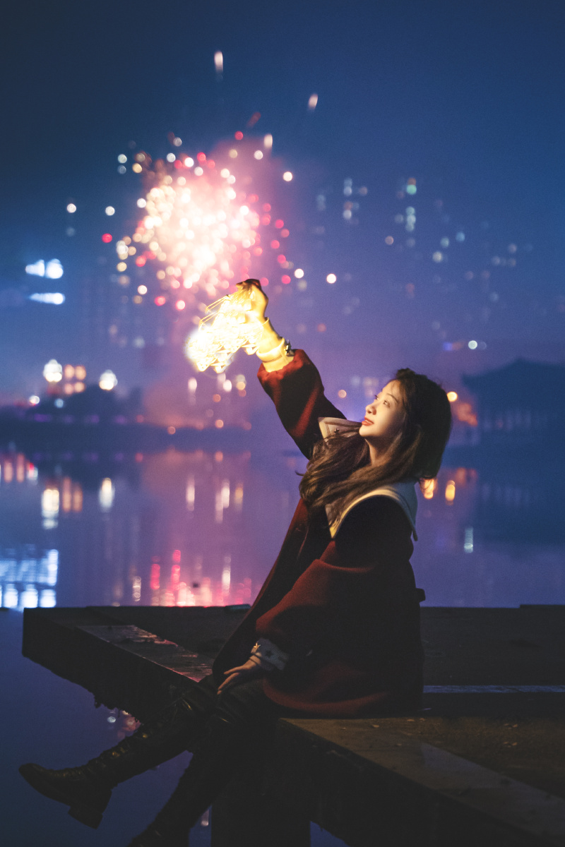 除夕约定一起看烟花的人一定是很重要的人出镜曾诗瑞摄影我