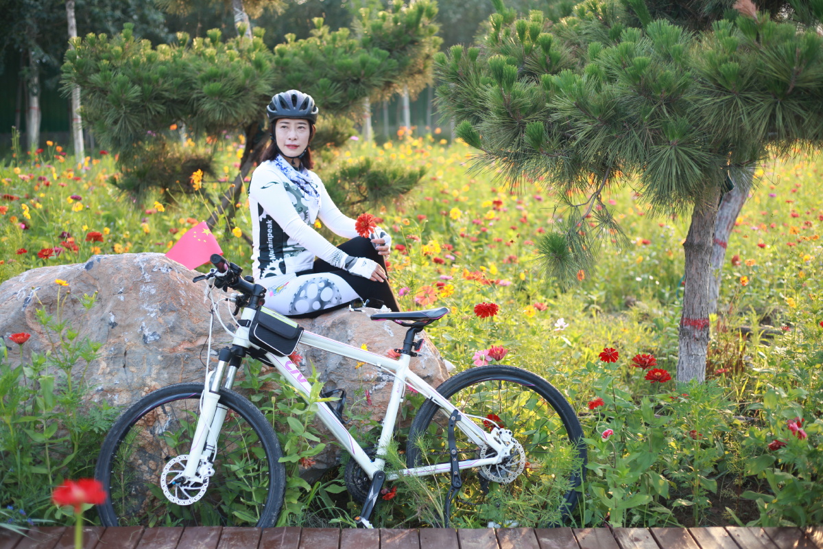 清晨被约为漂亮妹子拍骑行照赶巧天气不错美女身材好偶的几张图