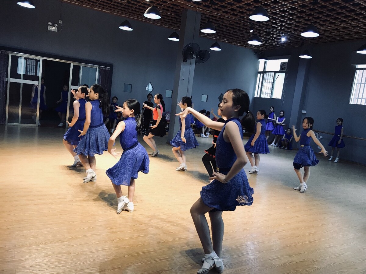 民族舞老师舞蹈视频