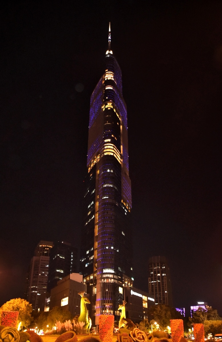 南京的街头迎接国庆70周年的气氛越来越浓——鼓楼广场夜景