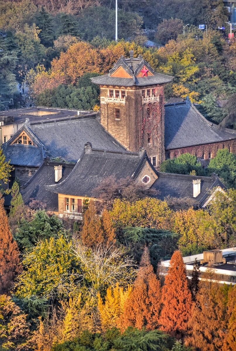 秋色斑斓的南京大学北大楼