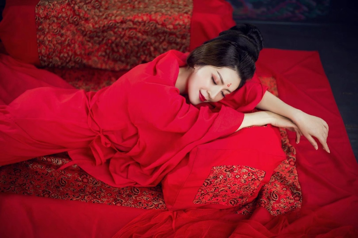 美人卧榻红袖添香