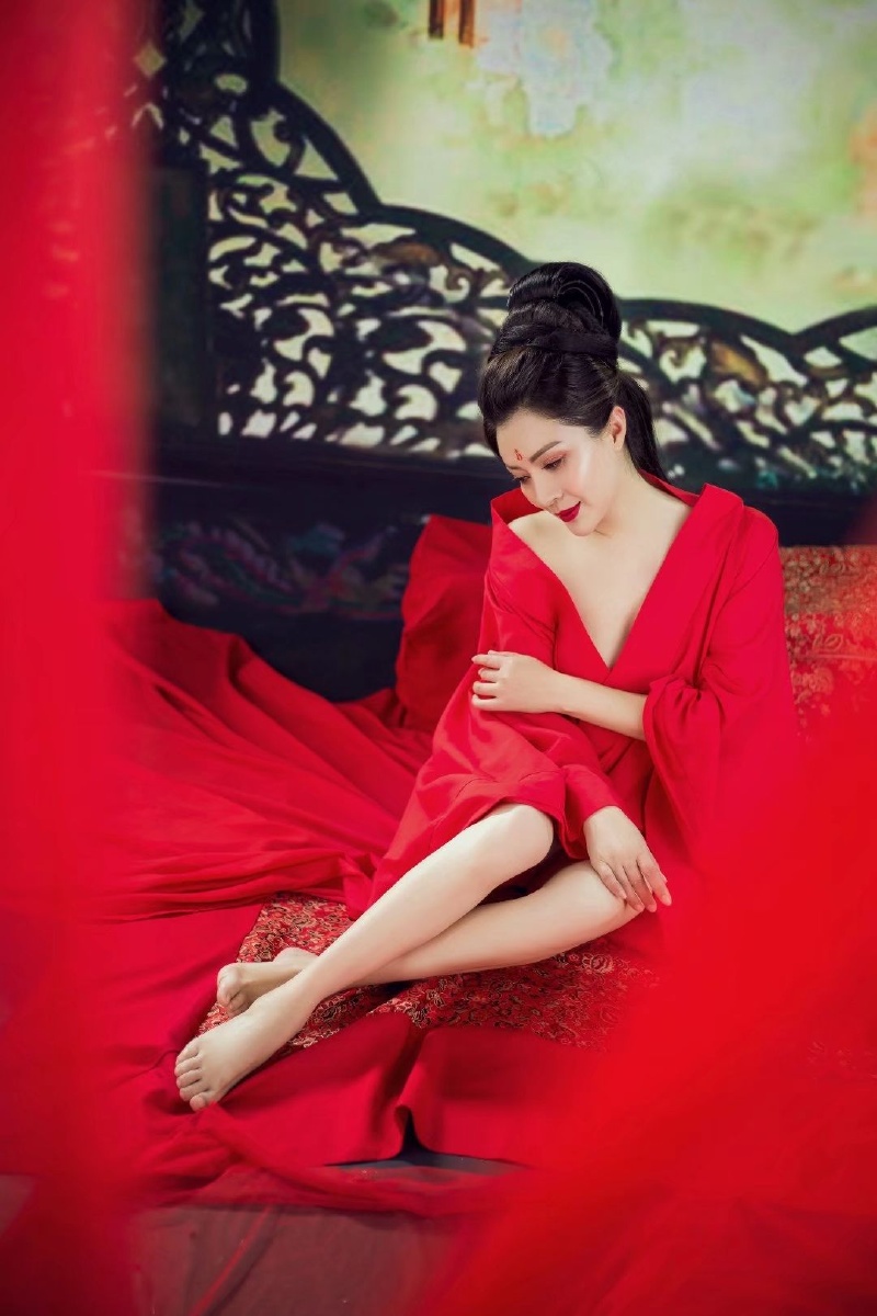 美人卧榻红袖添香