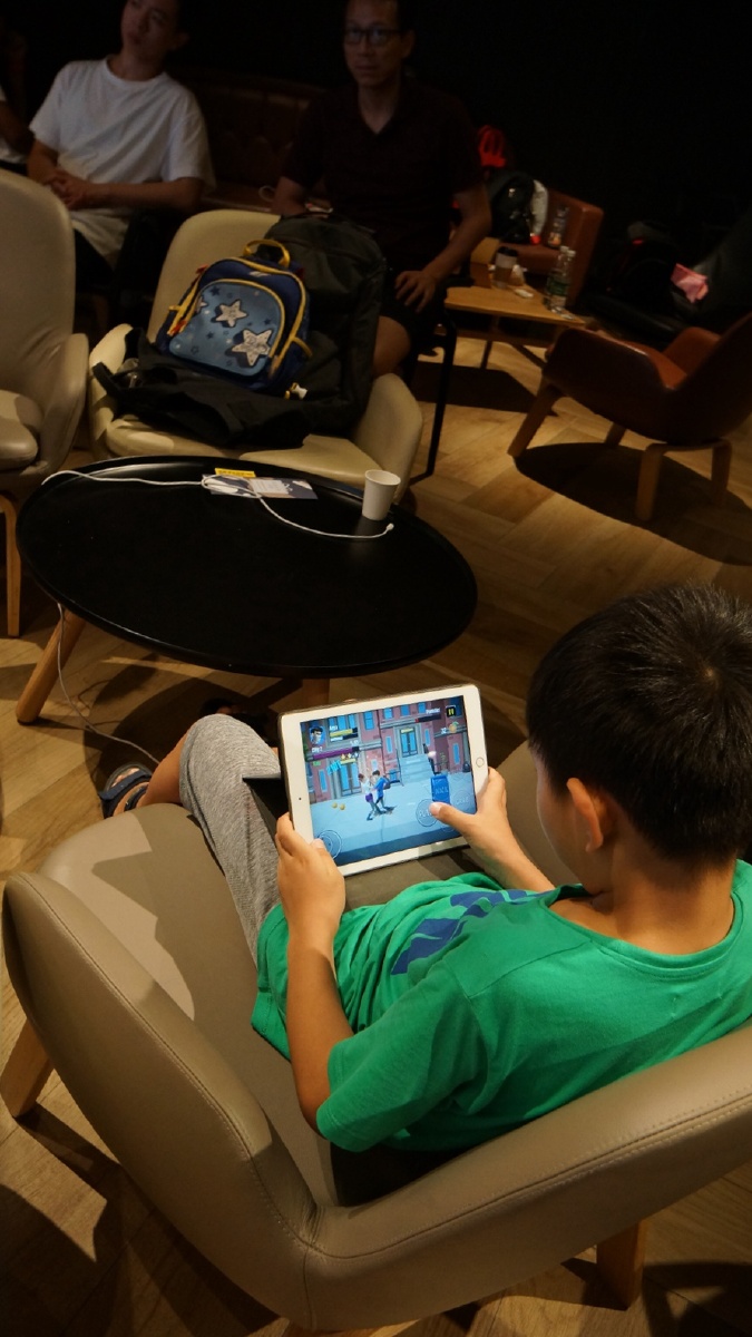 星期天下午,小学生躲在言几又书店咖啡厅打游戏,借此地叹冷气,以避开