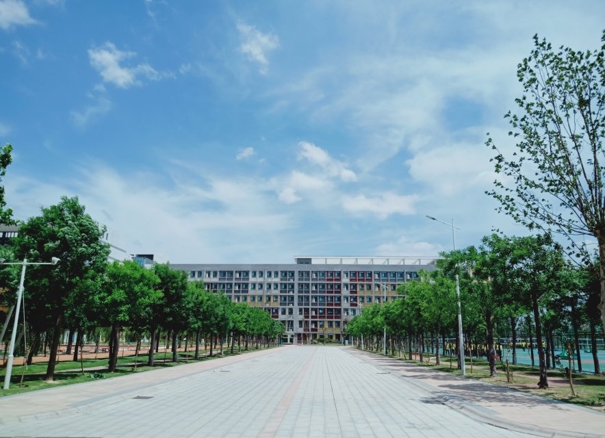 商丘工学院新校区蓝天白云