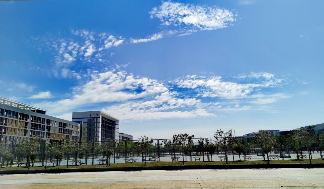 商丘工学院新校区蓝天白云