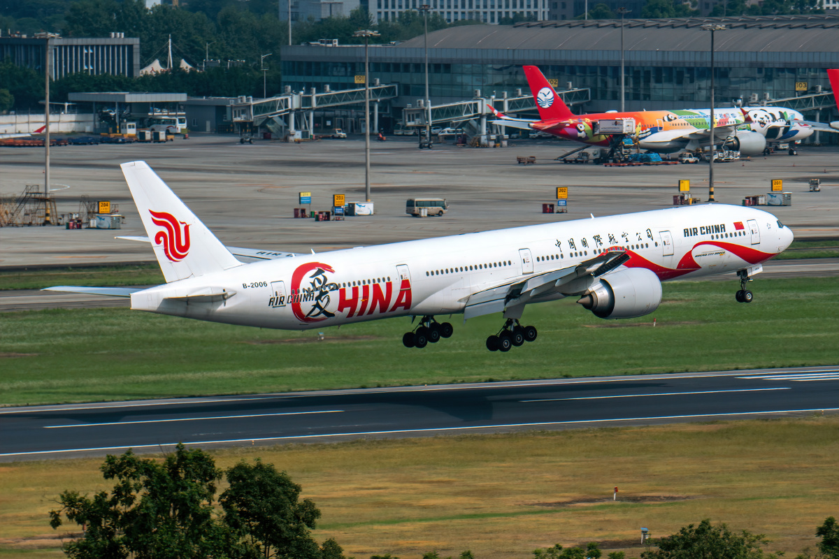 国航爱中国号落地双流机场