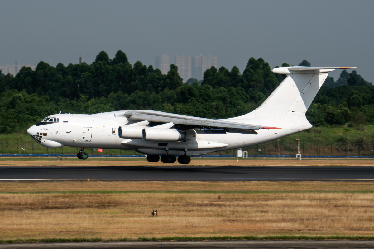 俄罗斯il76运输机落地成都双流国际机场以及排队准备起飞