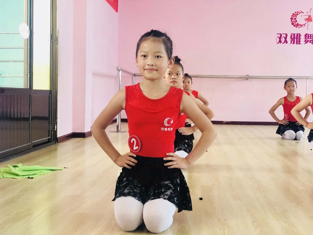 从小练舞蹈的女明星,11岁女孩舞蹈天赋惊人成为芭蕾舞女将