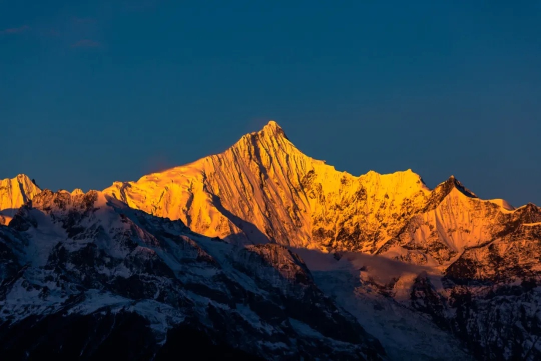 日照金山的美丽大概是雪山在一天中最耀眼的时刻.