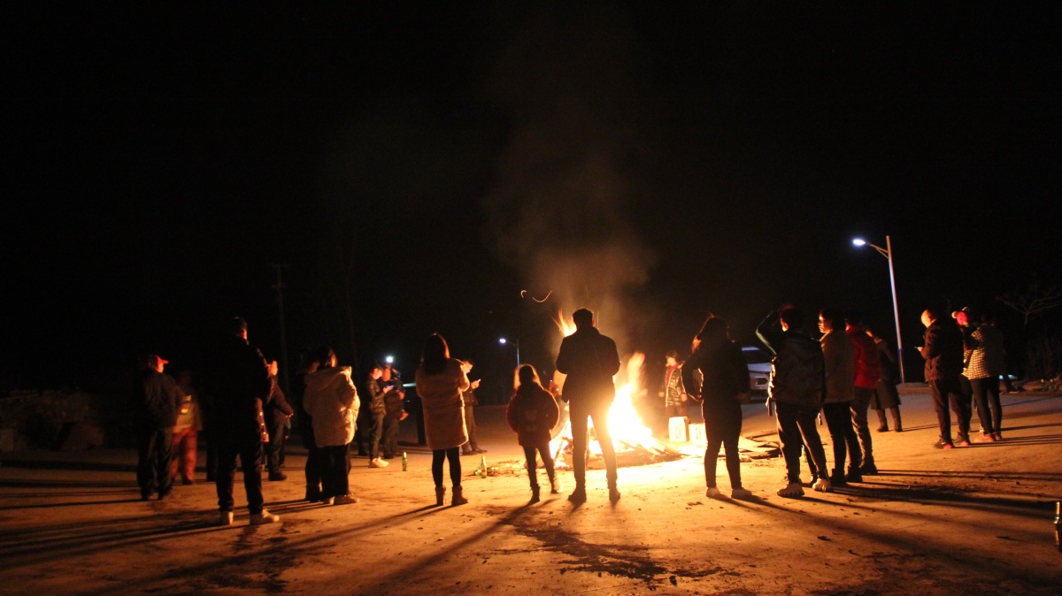 春节时,家乡的亲人一起围着篝火唱歌跳舞,挺好 - 匹宙文化 - 图虫