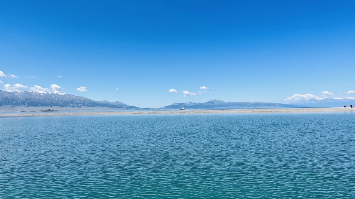 在赛里木湖的帆船上距离不一样湖水的颜色也有所不同我太喜欢这里了