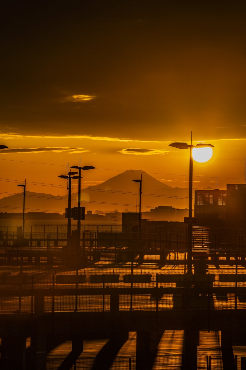 阴雨过后在楼顶看夕阳下的富士山! - 老钟在日本