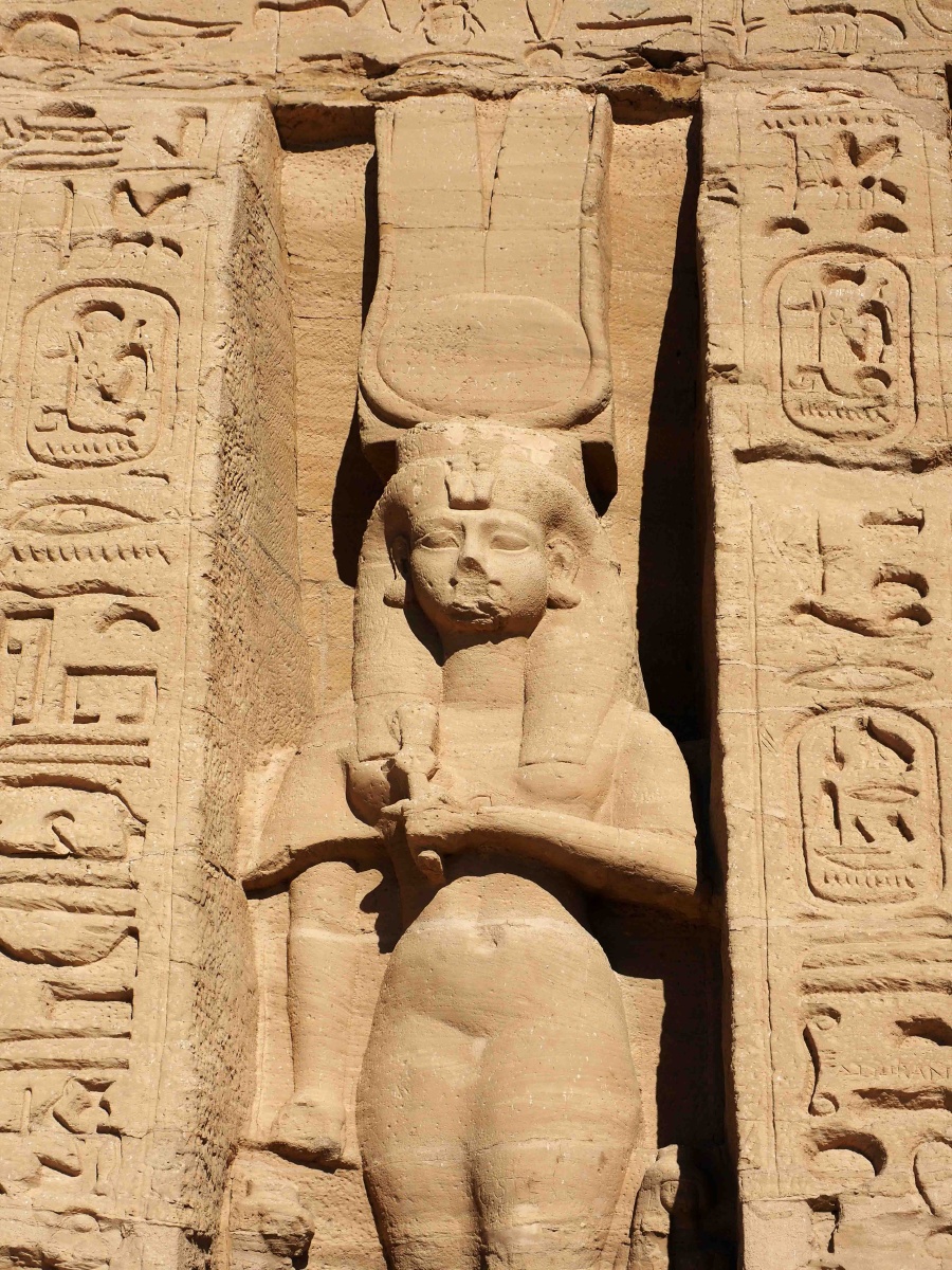 埃及神庙拉美西斯二世女皇立像