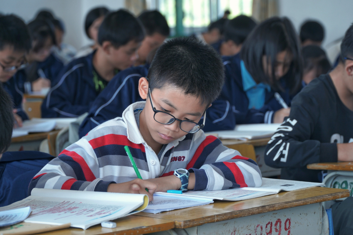 村里的娃在课余时间学习认真的样子真帅