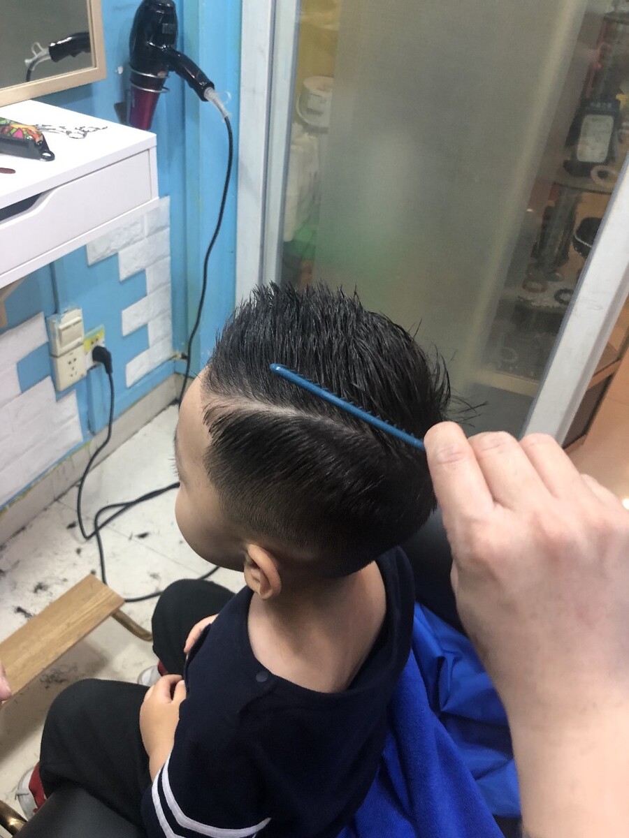 直板夹怎么做头发视频,如何用夹板做好男生卷发发型?