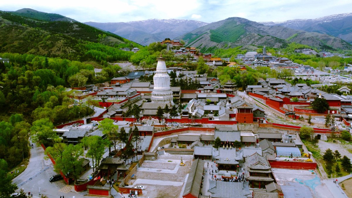 山西五台山位于山西五台县东北部为中国四大佛教名山之首因由五座山峰