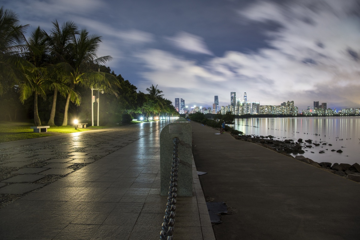 夜晚静谧的深圳湾