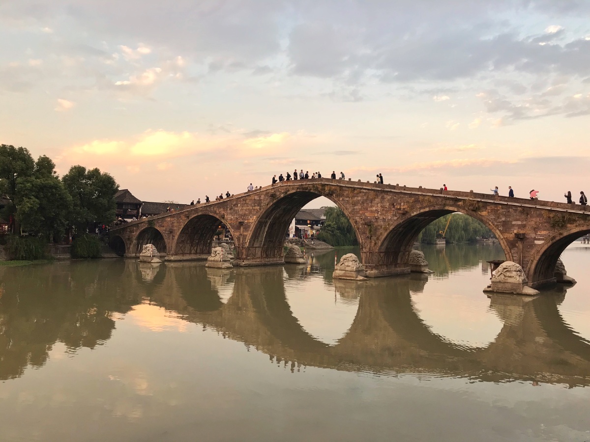 晚霞下塘栖古镇广济桥