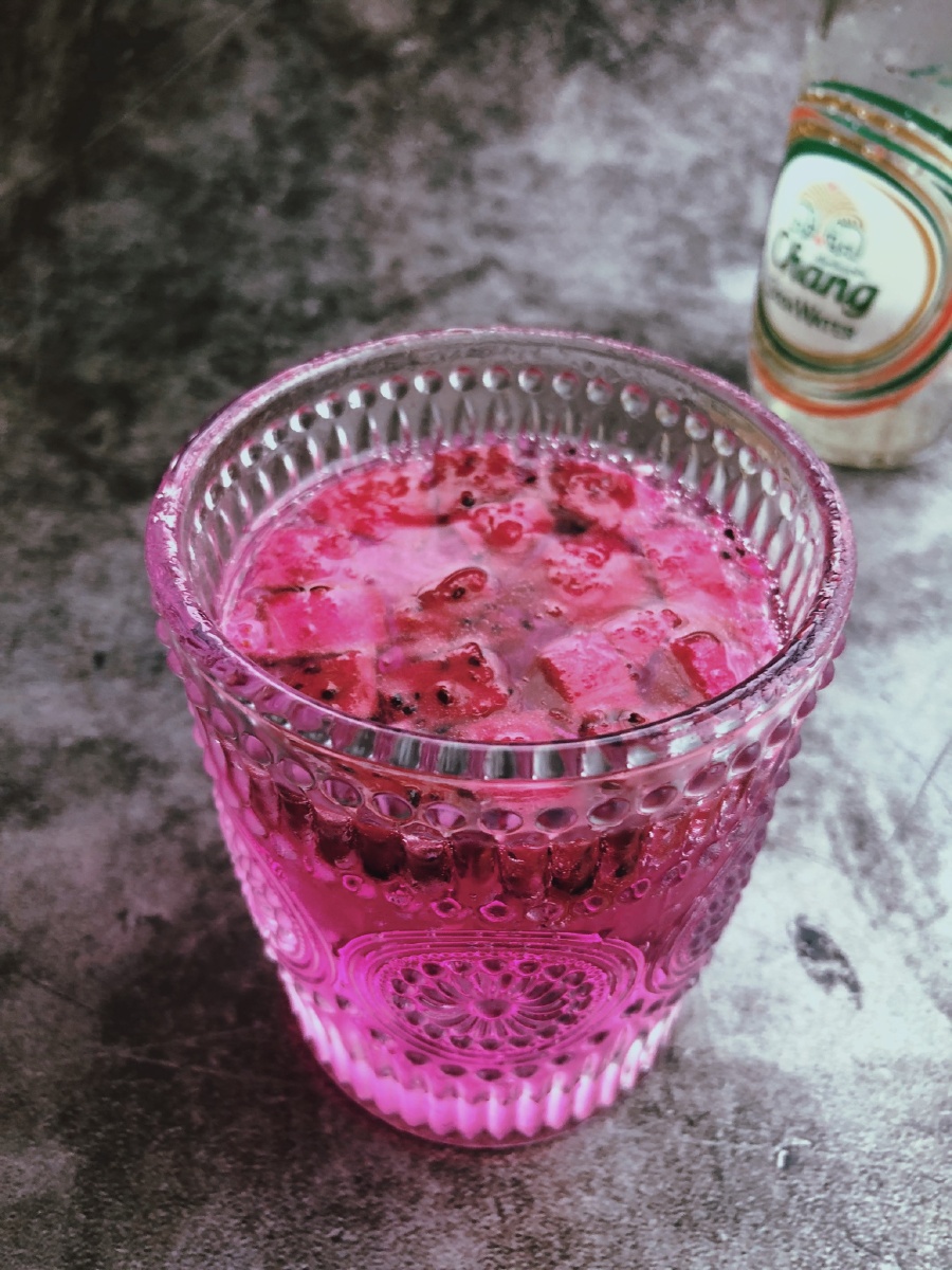 火龙果气泡水刚好是红心的火龙果和气泡水是绝配出来了好看的颜色买了
