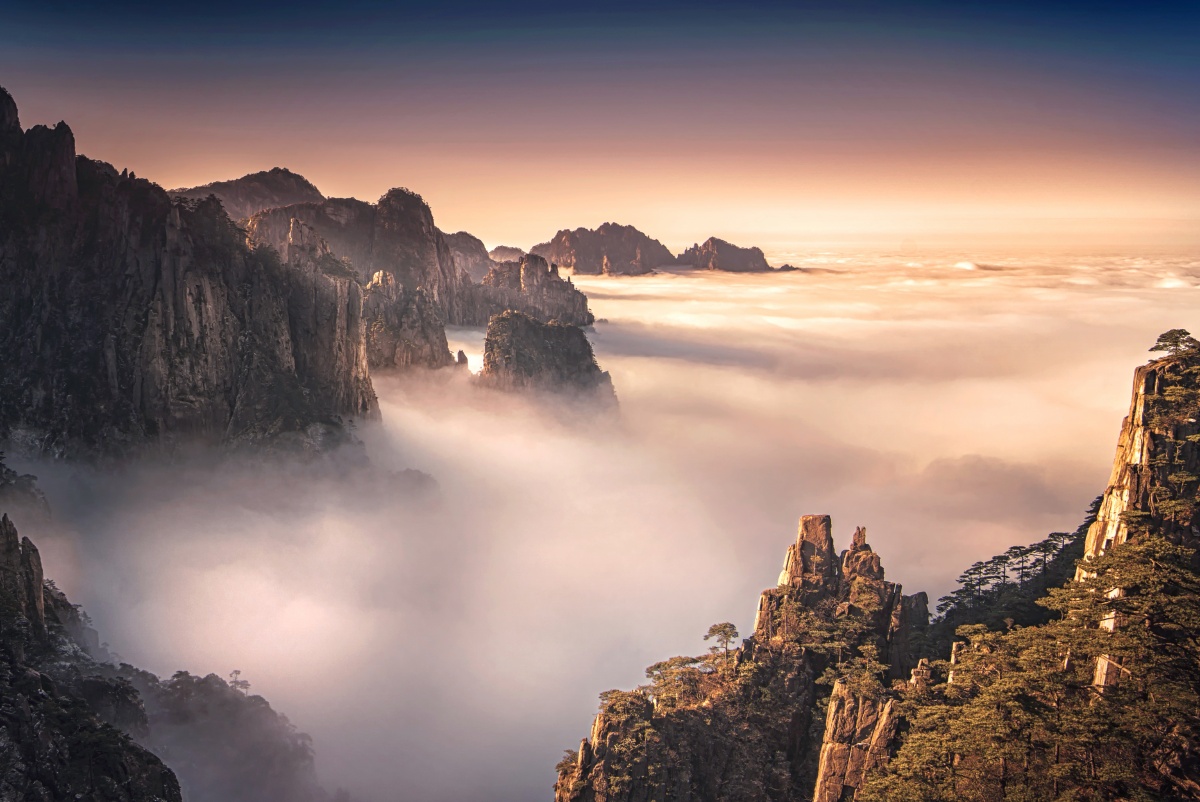 冬日大雪后的黄山难得出现高级别的云海同时伴有雾凇日出疫情期间没有