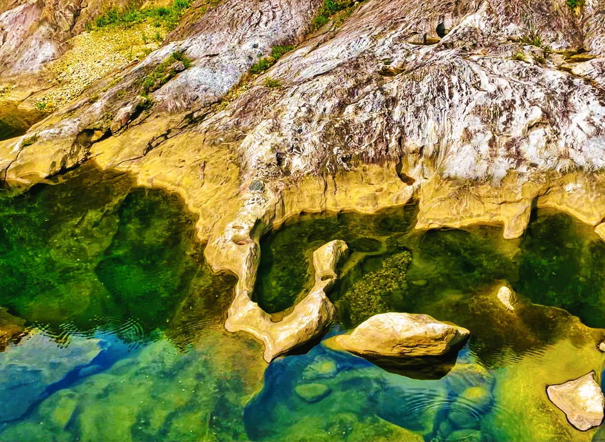 碧水清见底奇石立浅滩拍自燕子河大峡谷奇石滩