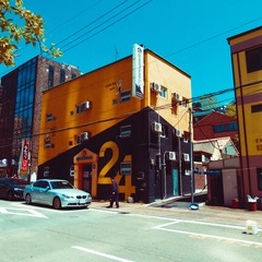 2425702