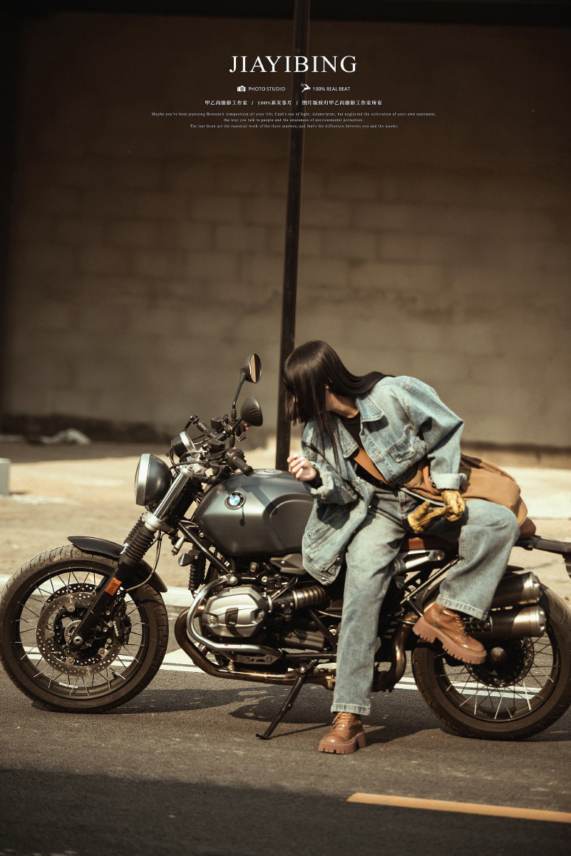 机车女孩复古机车拿铁