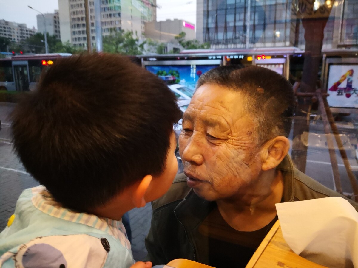 夫妻开花店帮助同学过好人生活!