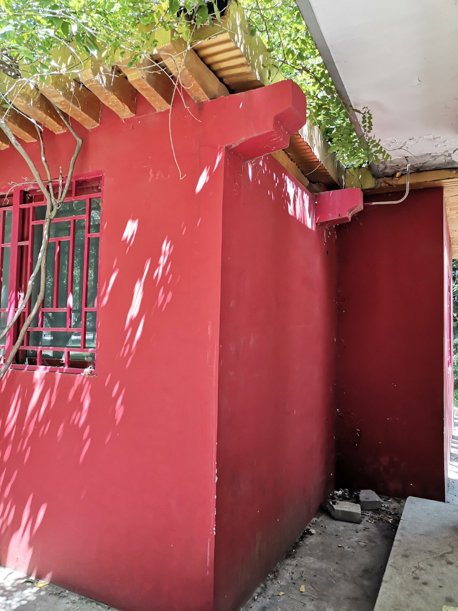 北京日坛公园内一红墙仿古建筑