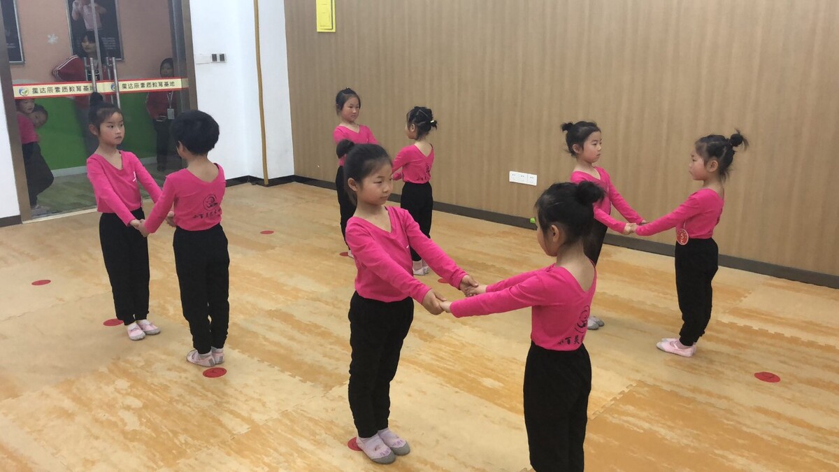 舞蹈爱上幼儿园舞蹈视频下载,武汉出现第一起确诊病例