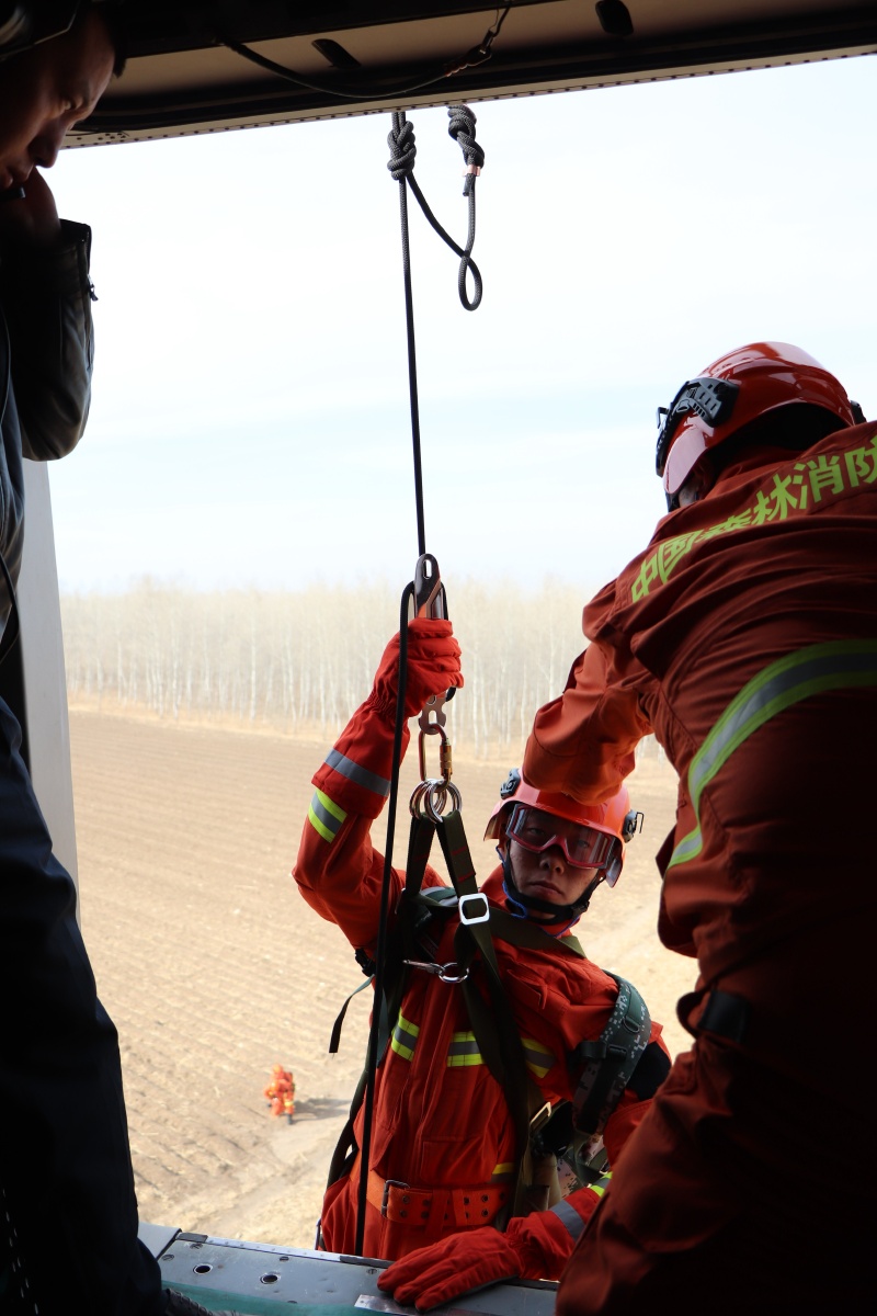 图为一名消防员准备实施索降