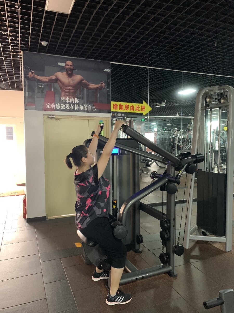 健身房下背部训练器械,固定剂器械主要用于训练肌肉