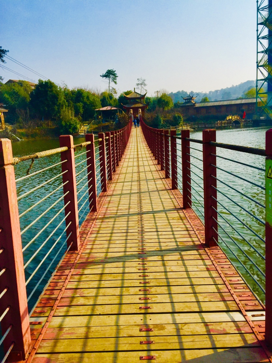 樊城黄家湾景区内的吊桥