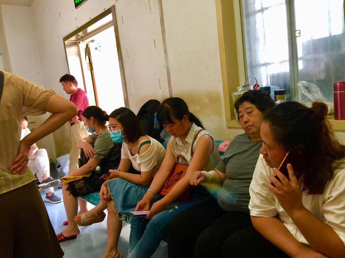 第一医院icu病房门口焦急等待的家属们