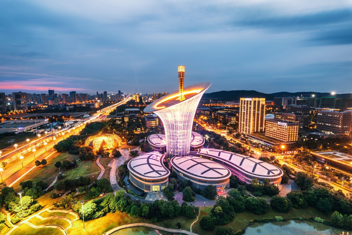 武汉未来科技城能源大厦就像一朵五叶相簇的马蹄莲,聚世1200_800