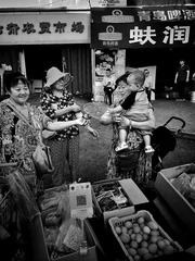 三个大妈一个孩